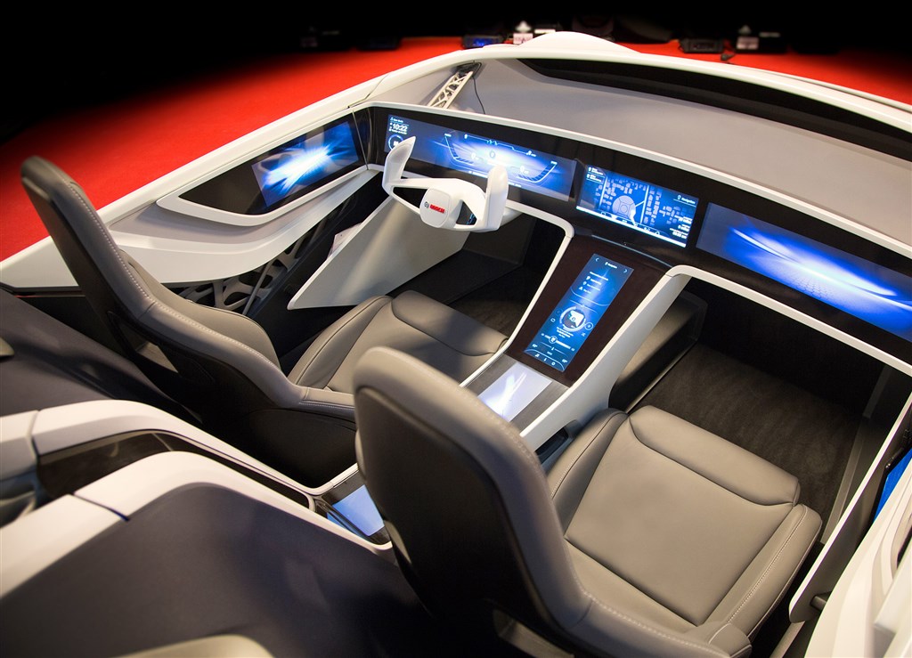 Den forbundne bil bliver din personlige assistent. Bosch viser på CES 2016 nye dimensioner af human-machine interaction. Bilens instrumentbræt og midterkonsollen er blevet omdannet til et elektronisk display. Informationen som vises på denne gigantiske skærm skifter afhængigt af bilens aktuelle omgivelser.